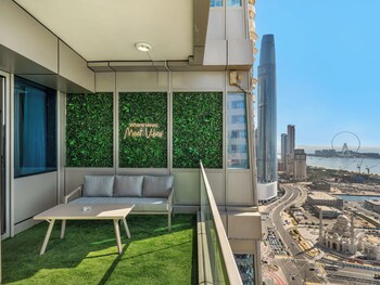 charming flat with sea and ain view