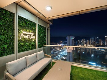 charming flat with sea and ain view