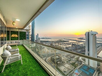 charming flat with sea and ain view
