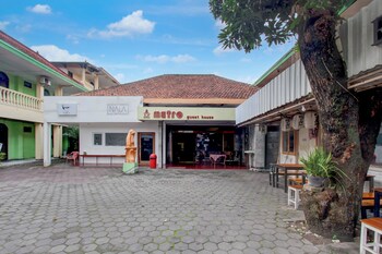 Oyo 95140 Metro Guest House,59Jc-279 Brontokusuman Yogyakarta,2 star