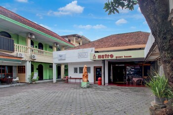 Oyo 95140 Metro Guest House,59Jc-279 Brontokusuman Yogyakarta,2 star