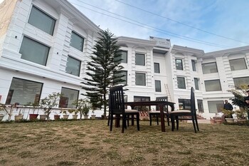 park in by jolly plaza