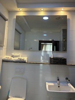 Boardroom Apartment  By Jotani Living,,5 star