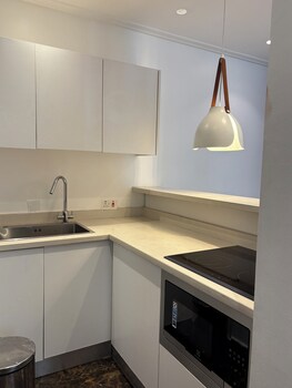 Boardroom Apartment  By Jotani Living,,5 star
