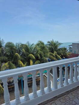 los pinos beach club