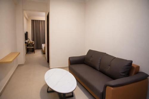 city crown hotel
