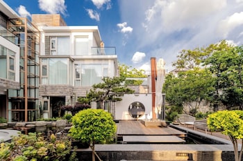 dali shanshuijian no 5 courtyard villa garden resort hotel