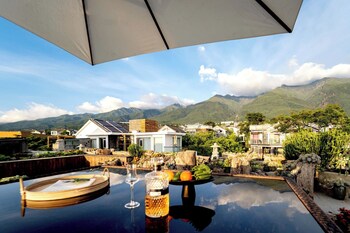 dali shanshuijian no 5 courtyard villa garden resort hotel