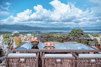 dali shanshuijian no 5 courtyard villa garden resort hotel
