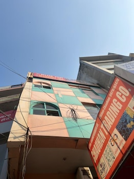 roomshala hotel blue inn noida sector 51