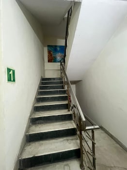roomshala hotel blue inn noida sector 51