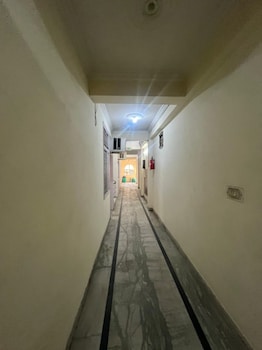 roomshala hotel blue inn noida sector 51