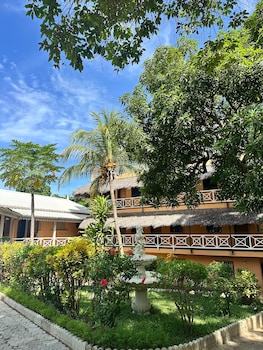 Holiday Beach Hotel,,3 star