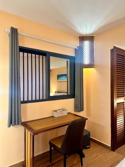 holiday beach hotel