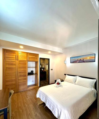 holiday beach hotel