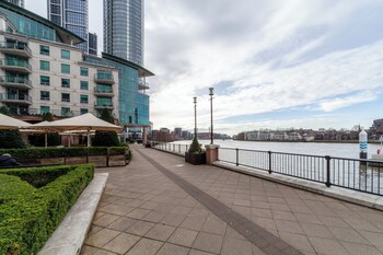 central london riverside apartment