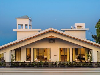 elivaas valley view 5bhk villa with pool