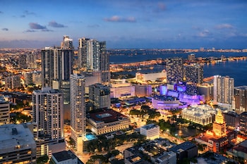 rs suites district 225 miami