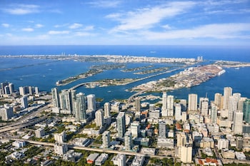 rs suites district 225 miami