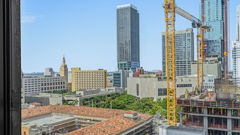 rs suites district 225 miami