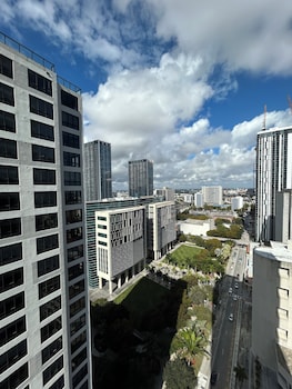 rs suites district 225 miami