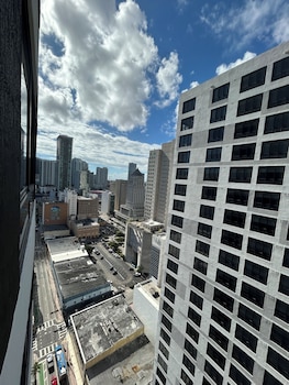 rs suites district 225 miami
