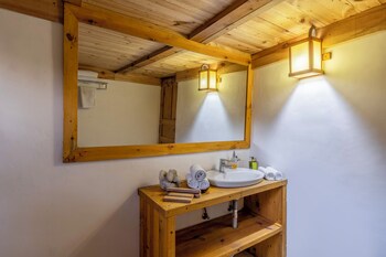 Elivaas Silvana 3 Bhk Cottage,,3 star