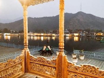 delaila luxury houseboat by shahnawaz