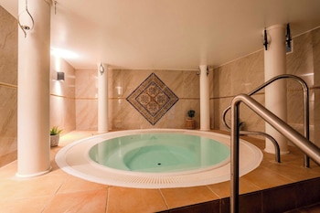 Monicca Collection Oura View Suites,,3 star