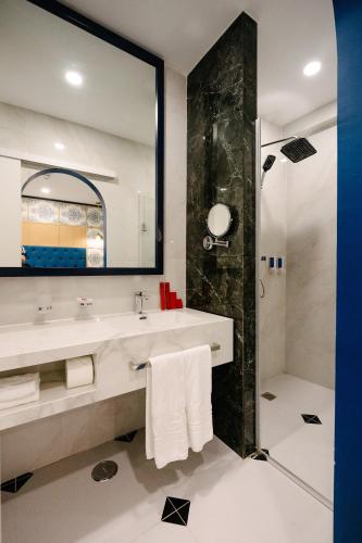 monicca collection oura view suites