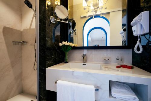 monicca collection oura view suites