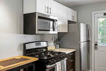 brookwood courtyard by bca furnished apartments bcc1b 09 i