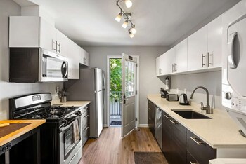 brookwood courtyard by bca furnished apartments bcc1b 01 a
