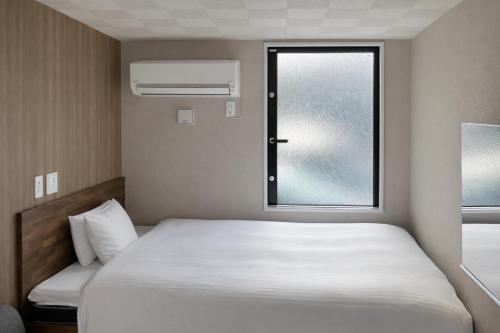 hotel cradle cabin tanashi