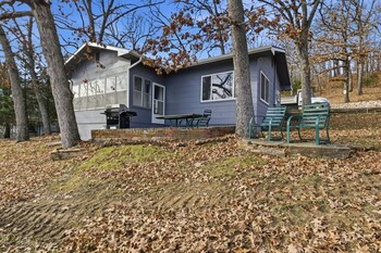 charming and cozy waterfront cabin at 21mm near shorty pants