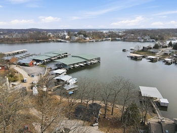 charming and cozy waterfront cabin at 21mm near shorty pants