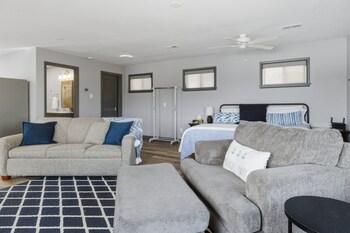 charming and cozy waterfront cabin at 21mm near shorty pants