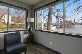 charming and cozy waterfront cabin at 21mm near shorty pants