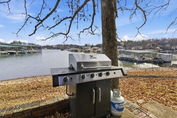 charming and cozy waterfront cabin at 21mm near shorty pants