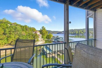Lakefront Condo W/ 3 Pools, Boat Slip & Patio Views At 13Mm Of The Big Niangua,,2 star