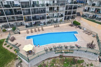 Lakefront Condo W/ 3 Pools, Boat Slip & Patio Views At 13Mm Of The Big Niangua,,2 star
