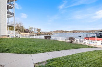lake views and loft retreat for kids w 12x30 slip at mm11