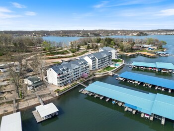lake views and loft retreat for kids w 12x30 slip at mm11