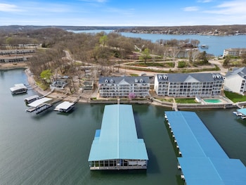 lake views and loft retreat for kids w 12x30 slip at mm11