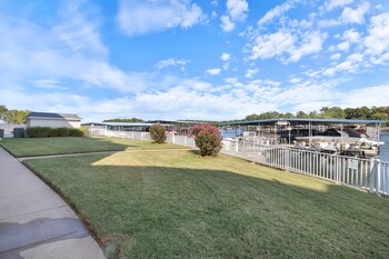 lake views and loft retreat for kids w 12x30 slip at mm11