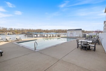 lake views and loft retreat for kids w 12x30 slip at mm11