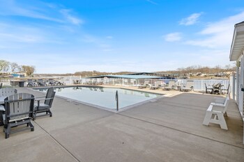 lake views and loft retreat for kids w 12x30 slip at mm11