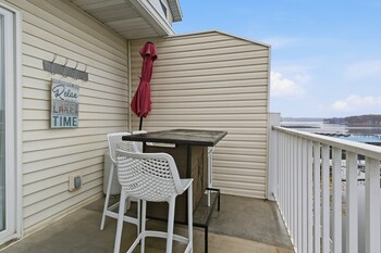 lake views and loft retreat for kids w 12x30 slip at mm11