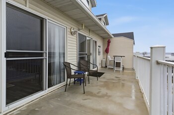lake views and loft retreat for kids w 12x30 slip at mm11