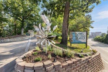 lakeview condo at the falls w wraparound screened porch 2 pwc slips and pools at 2 mm
